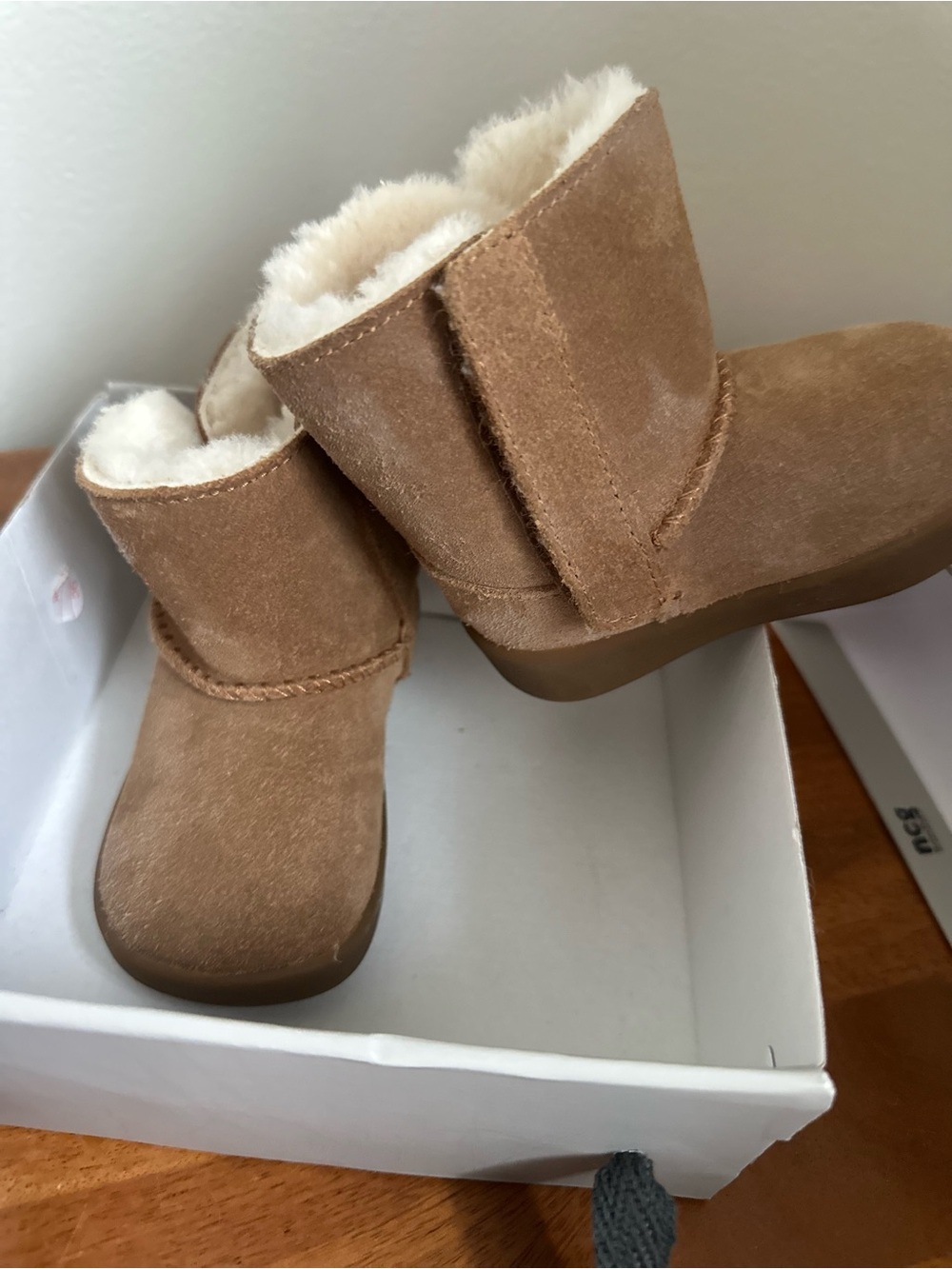 Ugg Kids Cozy Shearling-Lined Suede Boots - Tan